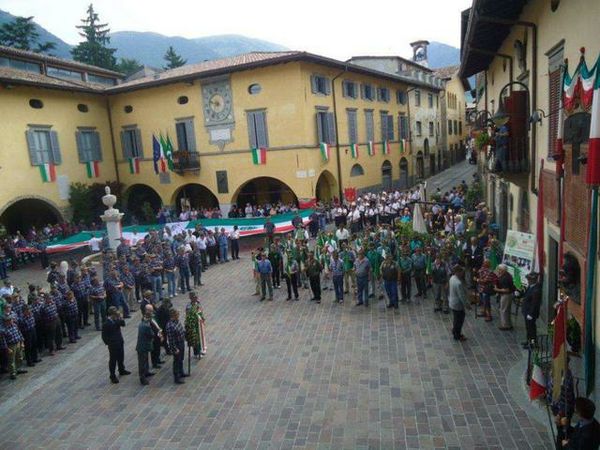 L'onore ai caduti in Piazza V. veneto