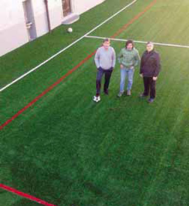 Il campo Eco Next posato da Safitex all’oratorio di Gandino. Da sinistra, il curato don Alessandro Angioletti, Salvatoni e il parroco don Innocente Chiodi