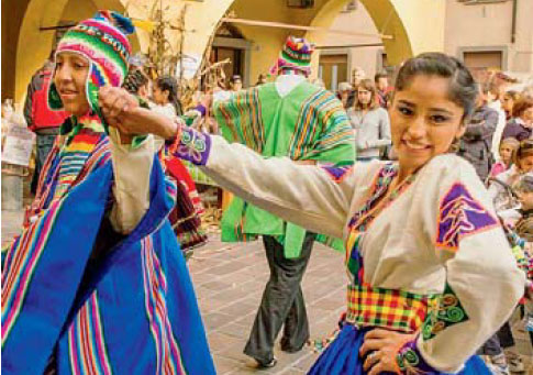 E in piazza colori e danze andine con la Casa dei boliviani