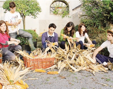 ragazzi della V D scartocciano a Gandino