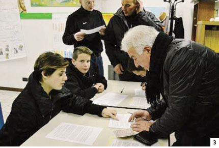 Un cittadino firma la petizione alle forze politiche