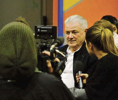 La troupe di Piazza Pulita intervista il sindaco Francesco Ferrari