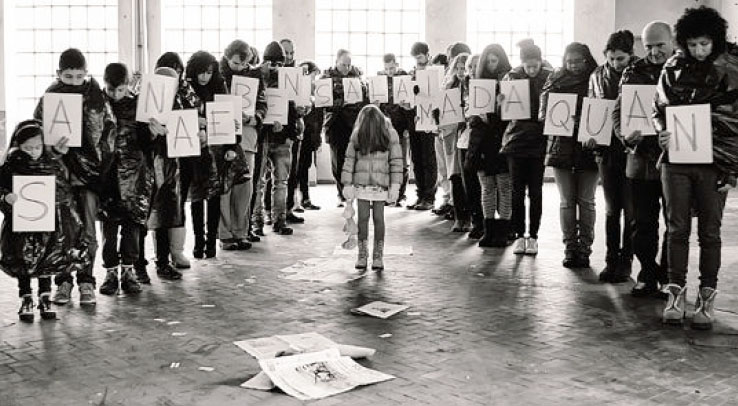 Uno scatto con tutti i figuranti del set di Eras Perani: le lettere formano il nome di una delle vittime