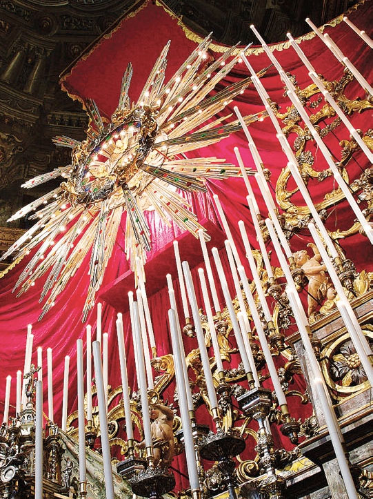 L’apparato della raggiera del Triduo allestito nella basilica di Gandino