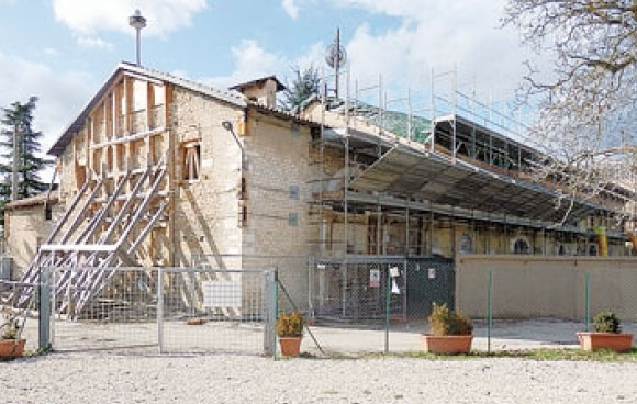 La chiesa di Pile ancora oggi puntellata