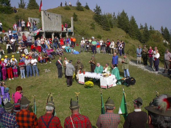 La consegna dei doni alle autorità