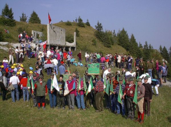 I gagliardetti di tutte le sezioni ANA presenti all'incontro