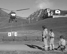 Sono stati impiegati anche tre elicotteri per spegnere l'incendio nel bosco di Gandino (foto Fronzi)