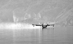 Il Canadair raccoglie acqua nel lago d'Iseo (foto Tarzia)