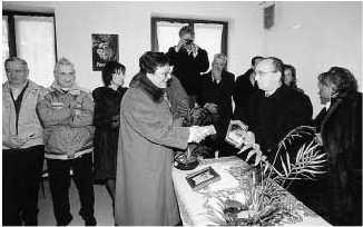 La maestra Gianna Novali premiata dall'Amministrazione comunale di Gandino (foto Fronzi)