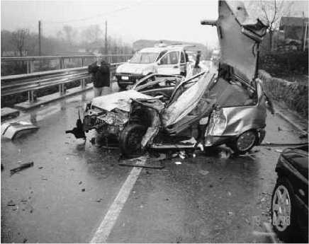 I resti della Cinquecento di Cristiano Belich morto sul colpo ieri pomeriggio ad Albino nell'incidente lungo l'ex statale