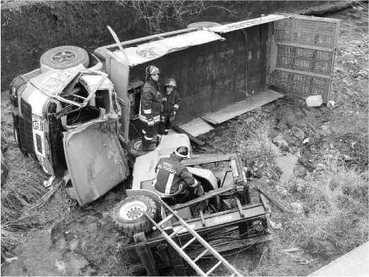 Il camion di Paolo Marchetti, un Fiat 130 con guida destra, ribaltatosi nella roggia a valle della strada provinciale Peia-Gandino