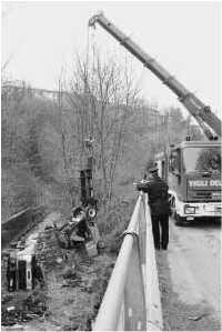 I vigili del fuoco rimuovono il muletto