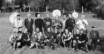 Un gruppo della Compagnia arcieri Valgandino