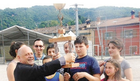 La formazione di Cirano con il trofeo conquistato a Leffe