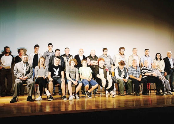 Il cast del film in occasione del galà di presentazione. Sotto, Santiago Colombo intento nella mungitura