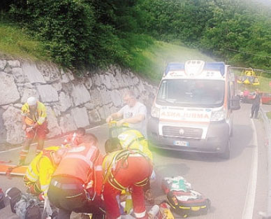 Un momento dei soccorsi in via Ca’ da Pì, a Gandino
