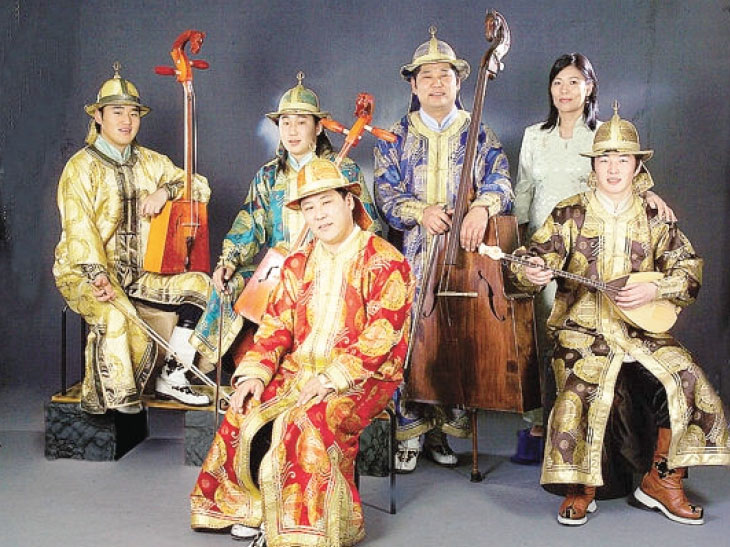 Gli Hosoo Transmongolia saranno in concerto domenica pomeriggio e sera, alle 16 alla chiesetta di Valpiana, sopra Gandino, e alle 21 in paese, nel chiostro di Santa Maria ad Ruviales