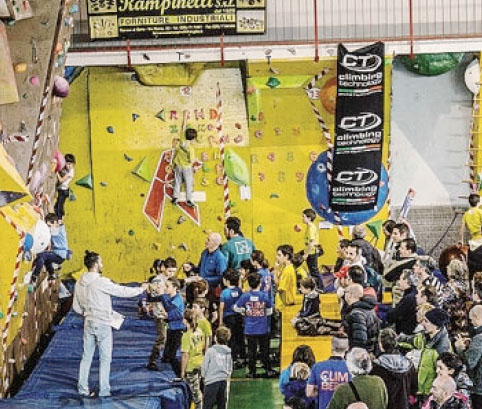 rande pubblico a Gandino per la gara di arrampicata libera