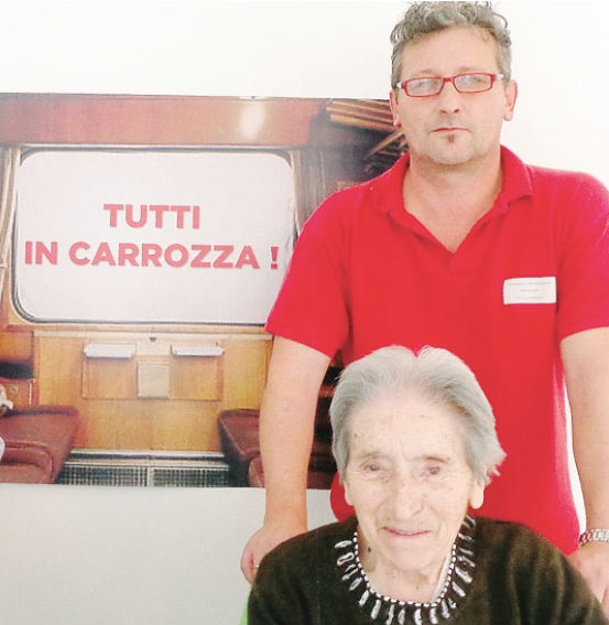 L’animatore Pino Servalli con un’ospite della Fondazione di Gandino
