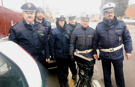 Gli agenti delle Polizie locali della Val Gandino con la nuova apparecchiatura mobile per controllare i veicoli