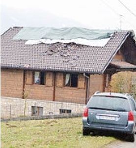 Il tetto danneggiato della villetta