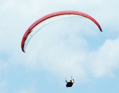 Una suggestiva immagine di un parapendio in volo