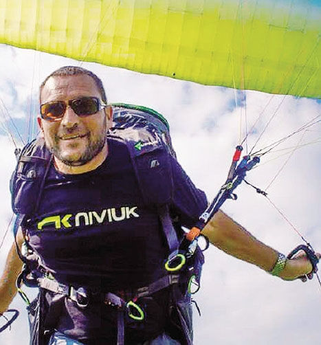Diego Servalli, 46 anni e una straordinaria passione per il volo. Domani tutta Gandino gli darà l’ultimo saluto