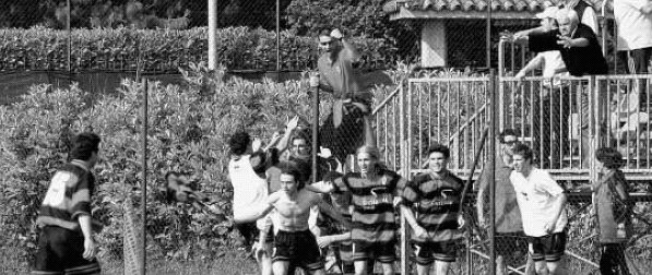 I giocatori della gandinese corrono ad esultare sotto la tribuna dei supporter seriani