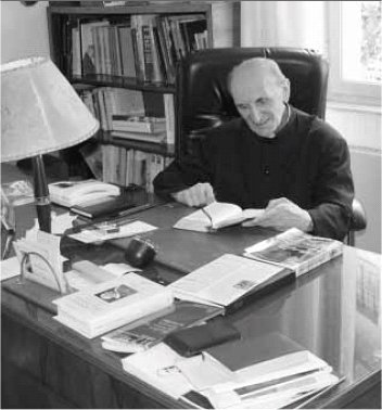 Monsignor Francesco Ghilardi nel suo studio in un'immagine dello scorso anno