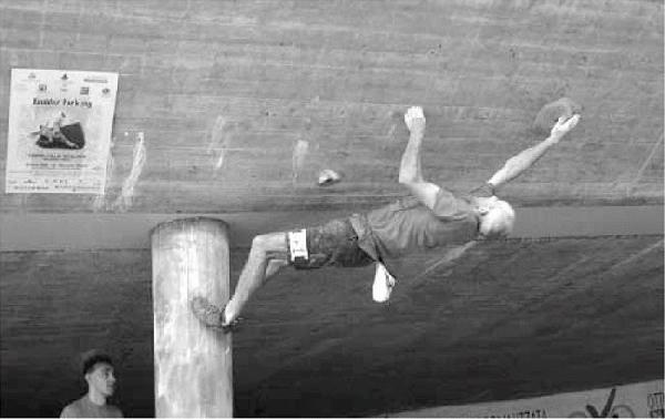 Uno dei «ragni» impegnati nell'arrampicata della gara di Gandino