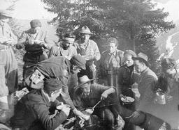 Una foto del '44 in cui Luigi Tarzia distribuisce il rancio ai suoi compagni