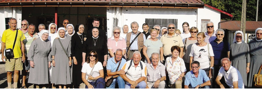Il gruppo delle suore Orsoline di Gandino con i volontari bergamaschi arrivati in Polonia per i festeggiament