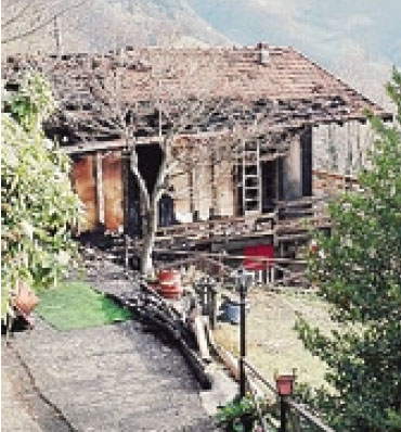 La casa danneggiata a Barzizza