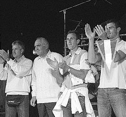 I calciatori sul palco(foto Fronzi)