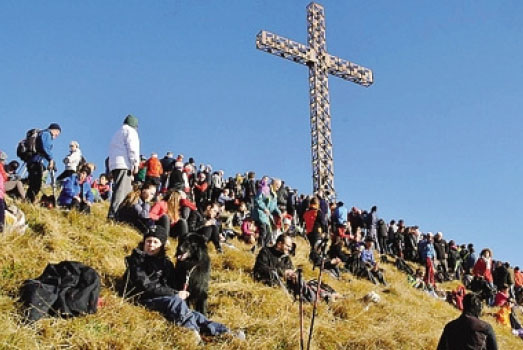 Gli escursionisti saliti ieri mattina al pizzo Formico per la tradizionale Messa di Capodanno