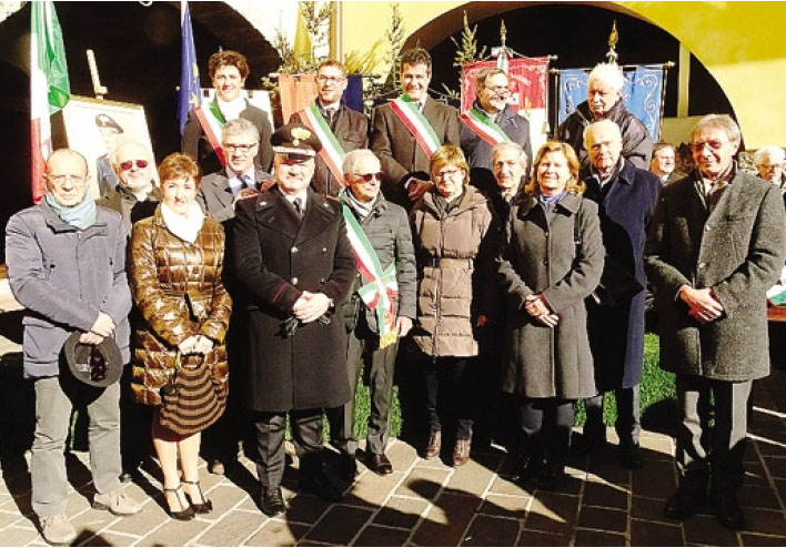 Il saluto dei sindaci al luogotenente dei carabinieri Giovanni Mattarello, che dopo 32 anni va in pensione