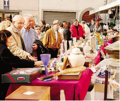 I banchi affollati alla fiera di San Giuseppe di Gandino