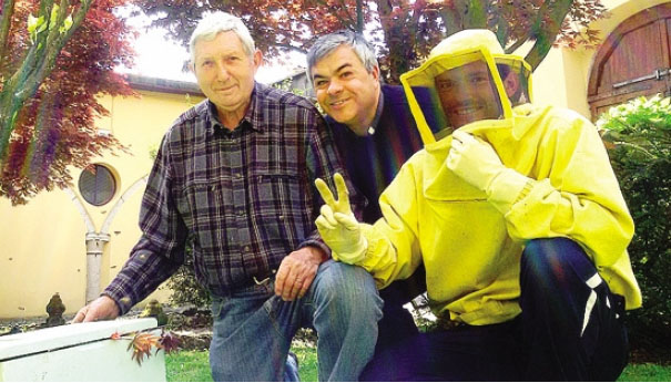 l recupero di uno sciame d’api nel Centro pastorale di Gandino. Da sinistra: Franco Parolini, don Innocente Chiodi e Giovanni Parolini