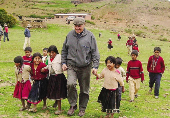 Monsignor Angelo Gelmi con un gruppo di bambini boliviani a Cochabamba
