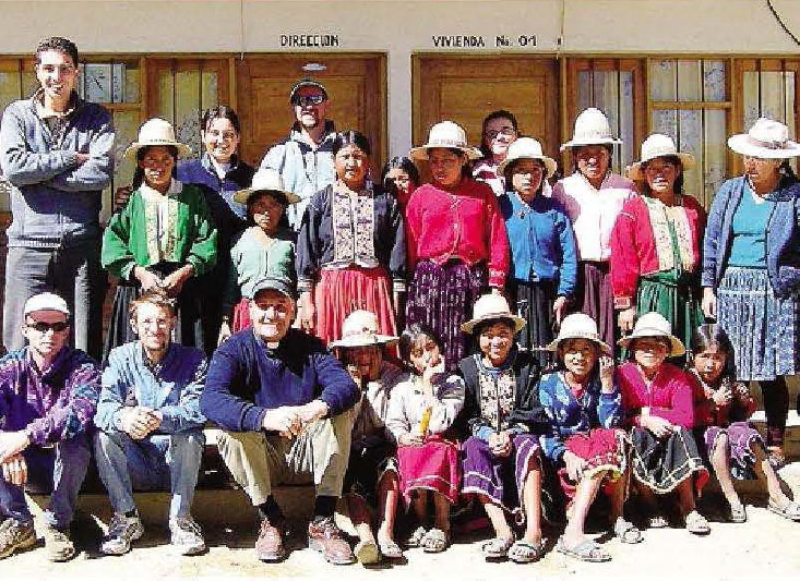 Monsignor Angelo Gelmi (il terzo da sinistra) tra i campesinos della Bolivia, dove era vescovo ausiliare