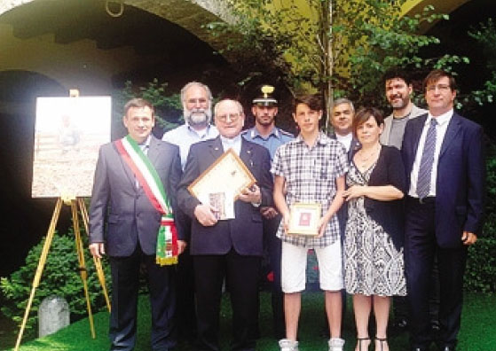 La consegna della benemerenza al figlio e alla moglie di Moretti