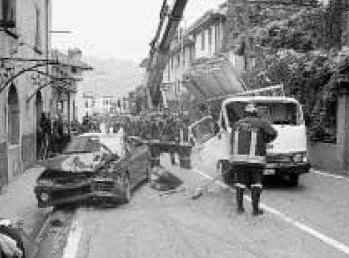 Il camion e l'auto coinvolti nell'incidente a Leffe (foto Fronzi)