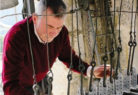Lorenzo Anesa mentre suona le campane
