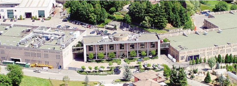 Il grande complesso che ospita la Tessitura a Gandino in cui attualmente lavorano 130 dipendenti