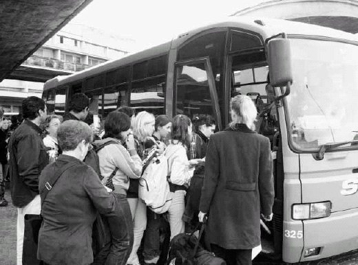 Un gruppo di utenti in partenza. La riorganizzazione del servizio di trasporto pubblico ha portato disagi e critiche anche in Valgandino: i sindaci chiedono un confronto con la Provincia