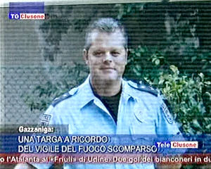 Una targa a ricordo del vigile del fuoco scomparso