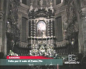 Folla per il saio di Padre Pio