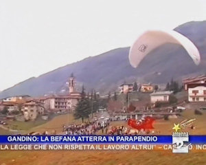 La befana atterra in parapendio