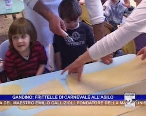 Si preparano le frittelle alla scuola materna